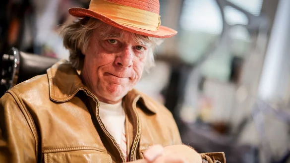 Helge Schneider versucht sich schon seit Wochen daran, Bundeskanzler Friedrich Merz zu zeichnen. (Archivbild) - &copy; Christoph Reichwein/dpa