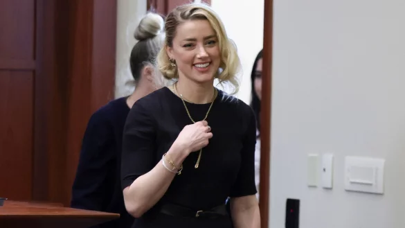 Allen Grund zum Glück: Amber Heard - © Evelyn Hockstein/Pool Reuters/AP/dpa