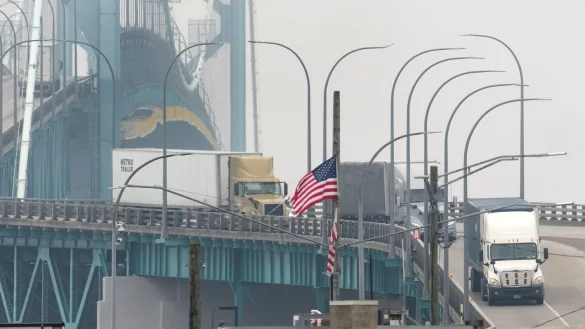 Erstmal läuft der Verkehr über die US-kanadische Grenze weiter wie bisher. (Archivbild) - © Paul Sancya/AP/dpa