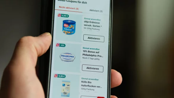 Viele Handelsketten ködern die Kunden in ihren Apps mit zusätzlichen Rabatten. - © Georg Hilgemann/dpa