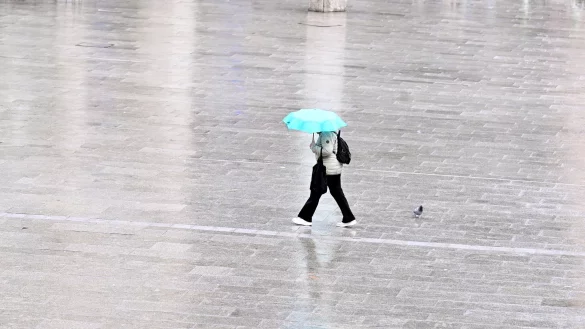 Die neue Woche startet in NRW mit Schauern und Gewittern. - © Roberto Pfeil/dpa