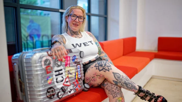 &laquo;Mimi&raquo; sitzt kurz vor der Abreise ins franz&ouml;sische Cap d&rsquo;Agde mit ihrem Koffer im Mannheimer Rathaus. - &copy; Uwe Anspach/dpa