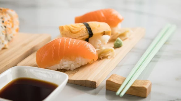 Wer Sushi selbst zubereiten möchte, sollte Fisch verwenden, der im Handel als «Sushi-Qualität» oder «für den Rohverzehr geeignet» angeboten wird. - © Christin Klose/dpa-tmn