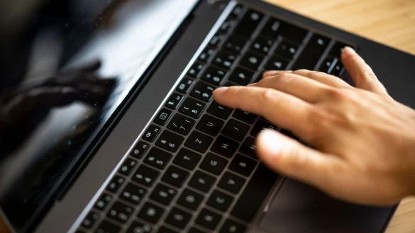 Bankgeschäfte am heimischen Laptop gehören zu den wenigen Gewinnern der Corona-Pandemie. (Archivfoto) - © Fabian Sommer/dpa