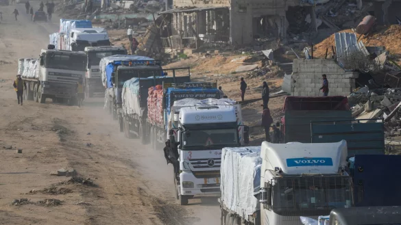 Lastwagen mit Hilfsg&uuml;tern fahren von &Auml;gypten in den Gazastreifen. - &copy; Abdel Kareem Hana/AP/dpa