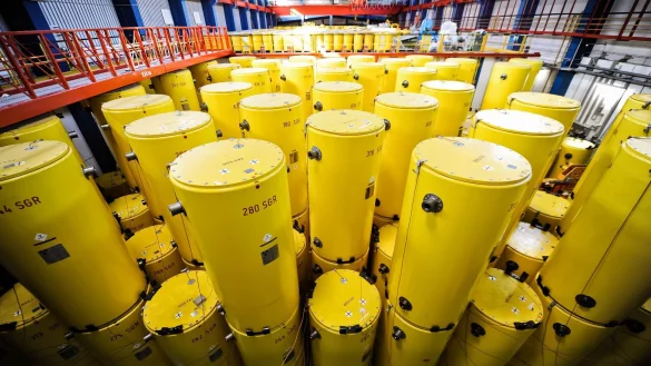 Ein Foto der Castorbehälter im Jahr 2011 - und auch 14 Jahre später sind sie noch in Jülich. - © Andreas Endermann/dpa