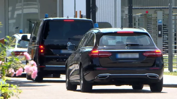 Der Beschuldigte wurde in Karlsruhe dem Ermittlungsrichter vorgeführt. - © Rene Priebe/dpa