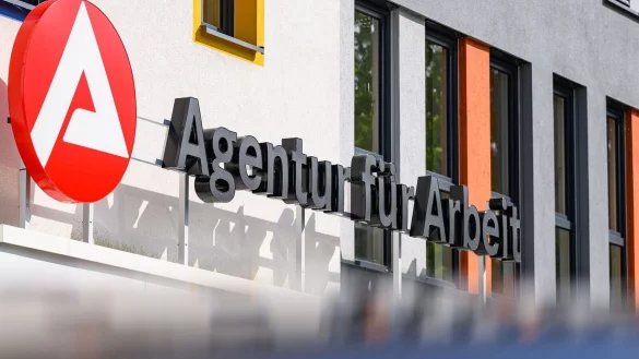 Die Zahl der Arbeitslosen ist im Mai nur verhältnismäßig leicht gesunken (Archivbild). - © Patrick Pleul/dpa