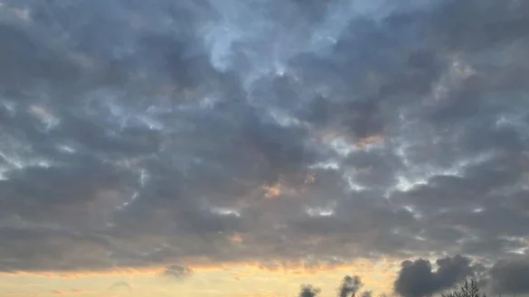 Viele Wolken am Morgenhimmel in Düsseldorf. - © Volker Danisch/dpa