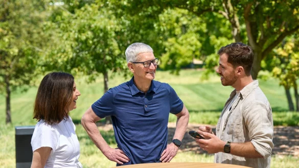 Ein Dresdner Student (r) gewinnt einen Entwickler-Wettbewerb von Apple für Studenten. - © Apple/dpa