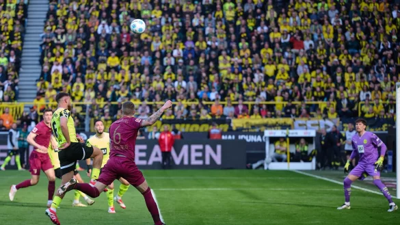 Augsburgs Gouweleeuw köpft über Kobel hinweg zur Führung - © Bernd Thissen/dpa