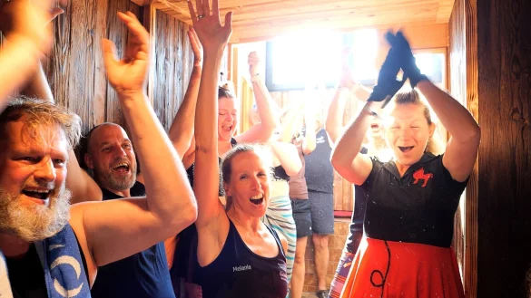 Gro&szlig;e Freude nach dem erfolgreichen Sauna-Weltrekordversuch in Ostfriesland. - &copy; J&ouml;rn H&uuml;neke/dpa