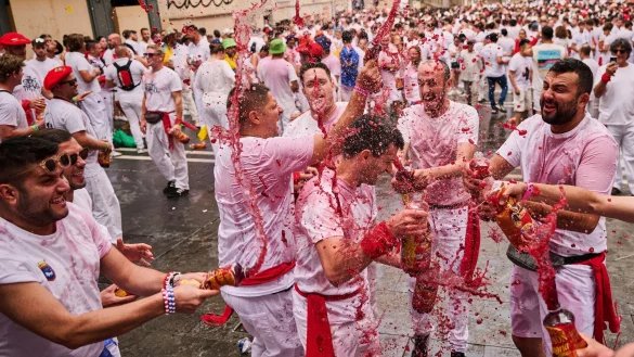 Die Feiernden warten auf den Start der &laquo;Chupinazo&raquo;-Rakete, mit der das San-Ferm&iacute;n-Festival 2025 offiziell er&ouml;ffnet wird. - &copy; Miguel Oses/AP/dpa