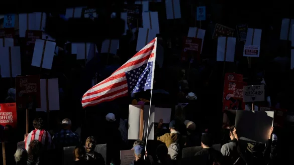Viele in Chicago protestieren gegen Trump. - © Carolyn Kaster/AP/dpa