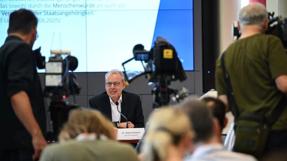 Der Leiter des Verfassungsschutzes legt die Begr&uuml;ndung daf&uuml;r vor, warum die AfD in Brandenburg als gesichert rechtsextremistische Bestrebung eingestuft wird. - &copy; Britta Pedersen/dpa