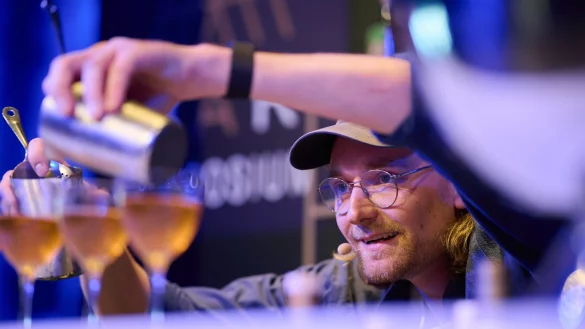 Wladimir Reichert von der erst kürzlich eröffneten Bar «Studio» in Zürich mixt seinen Gewinner-Cocktail «Unruh». - © Miriam Weisz/Für Mixology/dpa