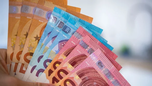 Die Menschen in Deutschland sind in Summe erneut reicher geworden. (Symbolbild) - © Monika Skolimowska/dpa-Zentralbild/dpa