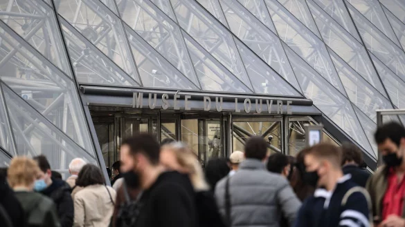 Louvre-Personal kann nicht mehr - bis zu 20.000 Besucher dr&auml;ngen sich t&auml;glich allein vor der weltber&uuml;hmten &laquo;Mona Lisa&raquo; von Leonardo da Vinci. - &copy; Alain Jocard/AFP/dpa