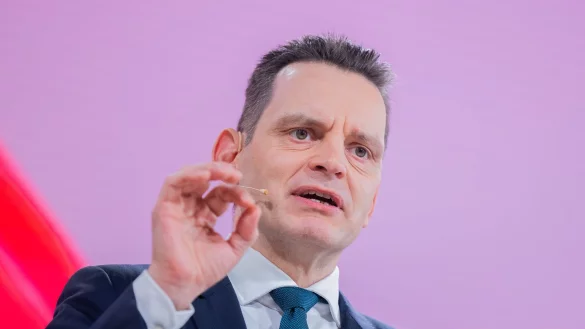 Eon-Chef Leonhard Birnbaum erklärt die Jahresbilanz von Deutschlands größtem Stromversorger und -netzbetreiber Eon. - © Rolf Vennenbernd/dpa