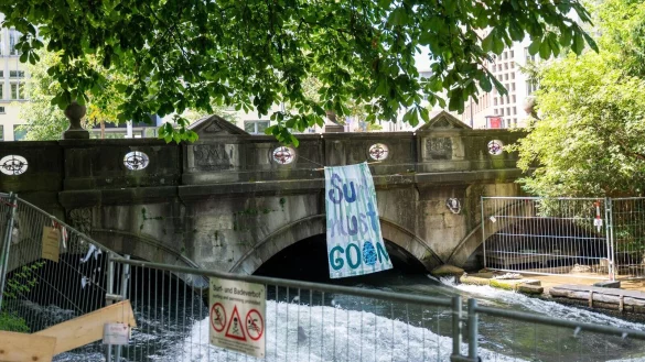 Seit dem Unfalltod einer Surferin am 17. April war die Eisbachwelle in M&uuml;nchen gesperrt. - &copy; Leonie Asendorpf/dpa