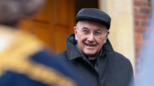 Münsters Bischof Felix Genn, hier bei einem Empfang der Sternsinger im Januar 2025, hat beim Papst zu seinem 75. Geburtstag seinen Rücktritt eingereicht. Am Nachmittag verkündet der Vertreter des Vatikans in Deutschland die Entscheidung dazu im Dom. (Archivbild) - © Guido Kirchner/dpa