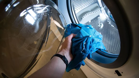Ein Taschentuch aus Versehen mitzuwaschen, ist immer ein Ärgernis. - © Christin Klose/dpa-tmn