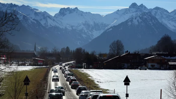 Besonders hoch ist die Staugefahr laut ADAC auf dem Weg in die Berge. (Archivbild) - &copy; Karl-Josef Hildenbrand/dpa