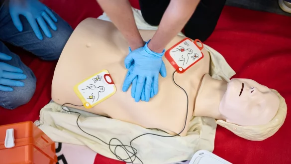Kurse, um die Wiederbelebung von Menschen zu erlernen, sind in den meisten Bundesländern nicht verpflichtend. (Archivbild) - © Bernd Thissen/dpa