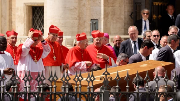Der Sarg von Papst Franziskus wird in die Kirche Santa Maria Maggiore getragen. - © Christoph Reichwein/dpa