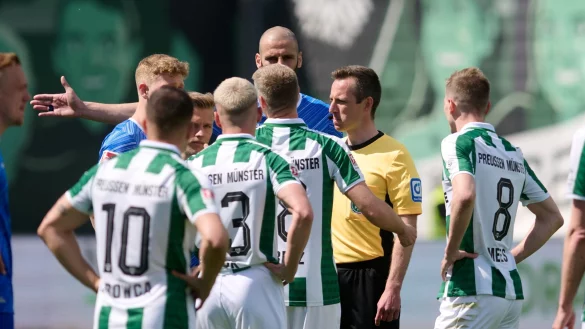 Nach minutenlangen Diskussionen nahm Schiedsrichter Lukas Benen (M) einen Foulelfmeter für Darmstadt zurück. - © Bernd Thissen/dpa