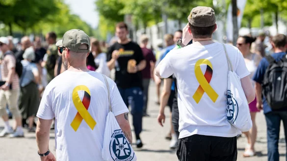 Mit gelber Schleife auf dem Veteranentag. Das Symbol erinnert an die Gefallenen und Verwundeten der Einsätze. - © Fabian Sommer/dpa