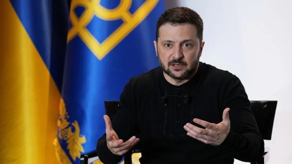 Der ukrainische Präsident Selenskyj wirft Moskau vor, trotz einer anderslautenden Abmachung weiter ukrainische Energieanlagen zu beschießen. - © Aurelien Morissard/AP/dpa