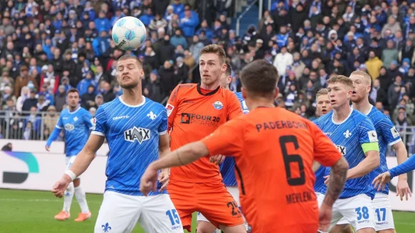 Der SV Darmstadt 98 (blau) und der SC Paderborn lieferten sich ein umk&auml;mpftes Duell mit nur wenigen H&ouml;hepunkten. - &copy; Thomas Frey/dpa