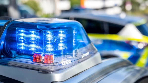 Die Polizei wurde am Samstag zu dem Unfall auf der B477 gerufen. (Symbolbild) - &copy; David Inderlied/dpa