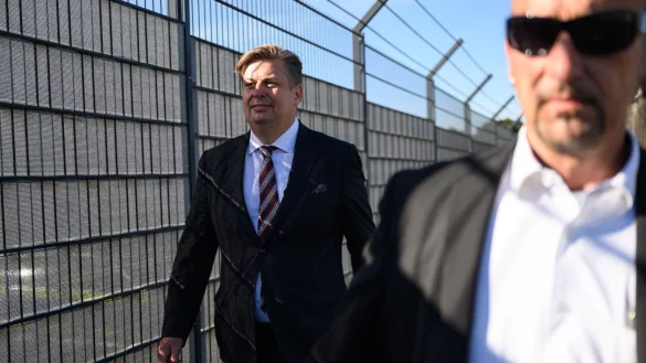 Der Bundestagsabgeordnete Maximilian Krah (AfD) sagte im Prozess gegen seinen ehemaligen Mitarbeiter als Zeuge aus. - © Robert Michael/dpa