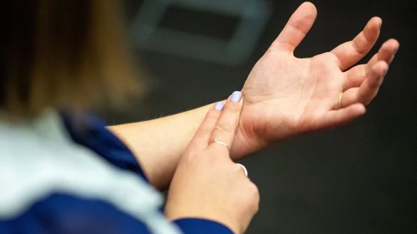 Fühlen und zählen: Den Puls kann man auch ohne spezielle Geräte selbst messen. - © Bernd Diekjobst/dpa-tmn