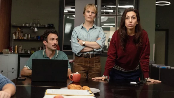 Au&szlig;erordentliche Videokonferenz mit den Beh&ouml;rden: Das Team um Kommissarin Isabelle Grandjean (Anna Pieri Zuercher) im roten Pullover. - &copy; Sava Hlavace/ARD Degeto/dpa