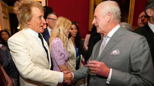 Rod Stewart (l) traf König Charles III. im Sommer. (Archivbild - © Kirsty Wigglesworth/AP Pool/AP/dpa