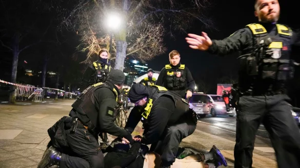 Bei dem Festgenommenen handelt es sich um einen 19 Jahren alten anerkannten Asylbewerber aus Syrien. - © Ebrahim Noroozi/AP/dpa