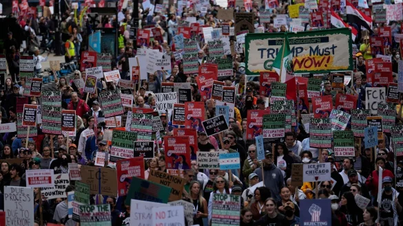 Am Wochenende hatten Menschen in Chicago bereits gegen Trumps Pläne protestiert. - © Carolyn Kaster/AP/dpa