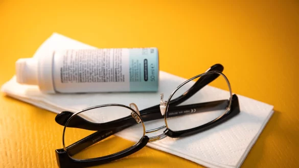 Rasierschaum soll angeblich verhindern, dass Brillengläser beschlagen - funktioniert das? - © Christin Klose/dpa-tmn