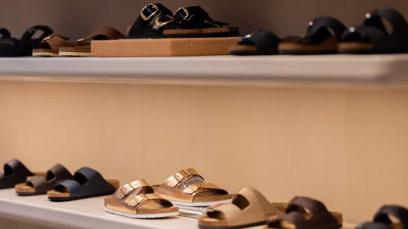 Am höchsten deutschen Zivilgericht ging es um die Kultsandalen von Birkenstock. - © Rolf Vennenbernd/dpa