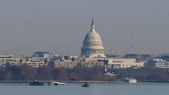 Am Morgen nach dem Absturz suchen Helfer nach Überlebenden und Toten in Washington. - © Carolyn Kaster/AP/dpa