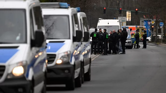 In Leverkusen durchsucht die Polizei die Wohnung einer Frau, die sich Chemikalien zur Herstellung von Explosivstoffen beschafft haben soll. - © Roberto Pfeil/dpa
