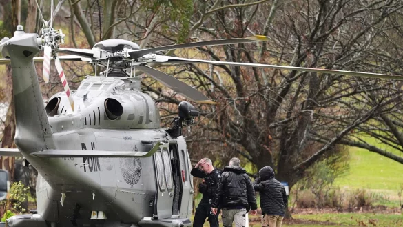 Neben Hubschraubern setzen die Fahnder auch Drohnen und Hundestaffeln ein. - &copy; Simon Dallinger/AAP/AP/dpa