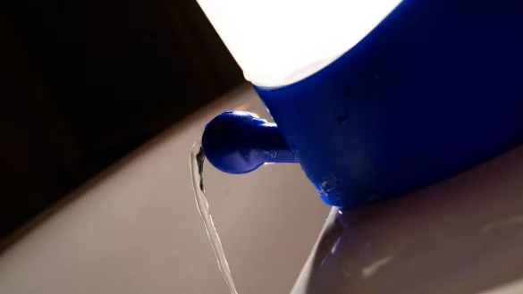 Gew&ouml;hnungsbed&uuml;rftig, aber hilfreich: Nasenduschen k&ouml;nnen Pollen, die in den feinen H&auml;rchen unserer Nase h&auml;ngen bleiben, heraussp&uuml;len. - &copy; Franziska Gabbert/dpa-tmn