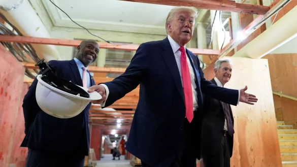 US-Präsident Trump bei einem Besuch der Fed - seit Monaten attackiert er die US-Notenbank. - © Julia Demaree Nikhinson/AP/dpa