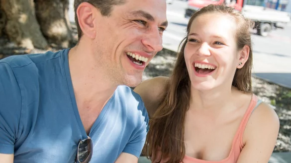 Zwei von fünf Glücks-Bausteinen des PERMA-Modells auf einem Bild: Wir brauchen Beziehungen zu anderen Menschen und positive Emotionen. - © Christin Klose/dpa-tmn