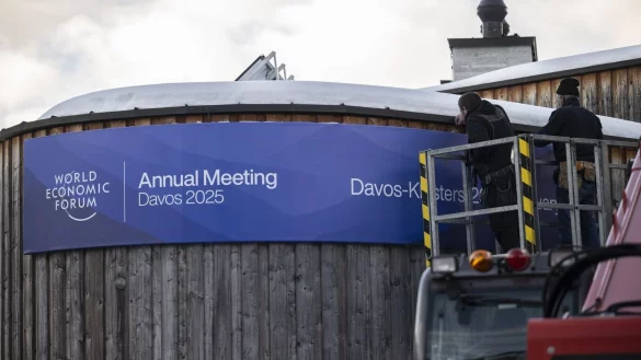 Bewaffnete Kampfjets fliegen beim WEF permanent Patrouille - &copy; Gian Ehrenzeller/KEYSTONE/dpa