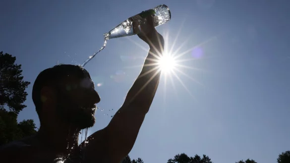 Viele Menschen suchten am Wochenende Abkühlung. - © Thomas Warnack/dpa